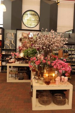 Assen, Hollanda - 10 Mayıs 2022: Bir ev dekorasyon mağazasında perakende satış mağazası, ev aksesuarları.