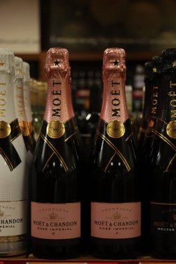 Assen, Hollanda - 13 Mayıs 2022: Bir toptan satış mağazasında içki bölümü. Bir şişe Moet et Chandon.
