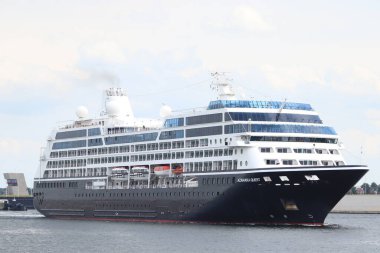 IJmuiden, Hollanda - 26 Haziran 2022: Azamara Seferi, Sycamore Partners 'a ait, Azamara Club Cruises tarafından işletiliyor. IJmuiden Denizi 'nden ayrılan Zeesluis IJmuiden