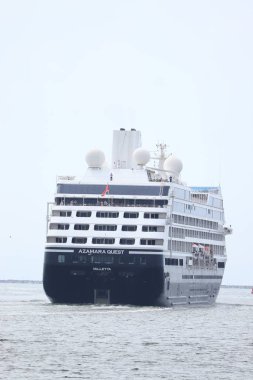 IJmuiden, Hollanda - 26 Haziran 2022: Azamara Seferi, Sycamore Partners 'a ait, Azamara Club Cruises tarafından işletiliyor. IJmuiden Denizi 'nden ayrılan Zeesluis IJmuiden