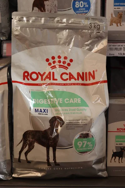 Assen, Hollanda - 10 Mayıs 2022: Evcil hayvan dükkanında Royal Canin özel köpek maması. Özel sindirim bakımı. Alman kısa hava göstergesi