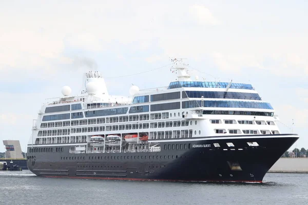 2022年6月26日 Azamara Quest Sycamore Partners所有 由Azamara Club Cruises运营 Zeesluis Ijmuiden离开了伊斯兰法院组织的船闸 — 图库照片