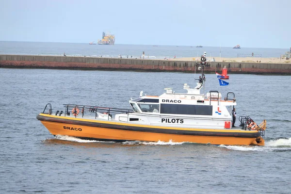 オランダ イムイデン2022年6月26日 北海運河の黄色のパイロットボートがアムステルダム方面へ — ストック写真