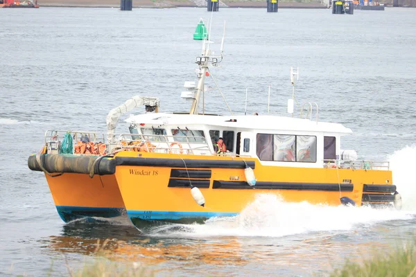 オランダ イムイデン2022年6月26日 イエロー ウィンドキャット ワークボート オフショア クルー輸送船 主にヨーロッパの洋上風力部門で使用 — ストック写真