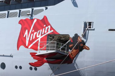 IJmuiden, Hollanda - 20 Nisan 2022: Valiant Lady yolcu gemisi, Virgin Voyages tarafından işletiliyor. Pruvanın ayrıntıları logo ve çizgi filmle birlikte.