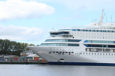 Velsen, Hollanda - 25 Eylül 2022: Tallink Silja Europa Feribotu, Kuzey Denizi Kanalı 'na demirlemiş geçici sığınmacılar ve mülteciler.