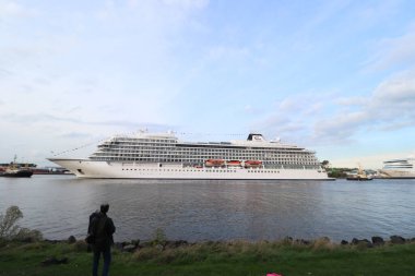 Velsen, Hollanda - 30 Eylül 2022: MV Mars Kuzey Denizi Kanalı 'nda Viking Cruises tarafından işletildi.