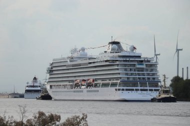 Velsen, Hollanda - 30 Eylül 2022: MV Mars Kuzey Denizi Kanalı 'nda Viking Cruises tarafından işletildi.