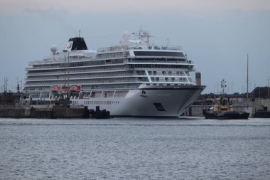 Velsen, Hollanda - 30 Eylül 2022: MV Mars, dünyanın en büyük deniz kilidi olan Zeesluis Ijmuiden 'ı terk ederek Viking Cruises tarafından işletildi..