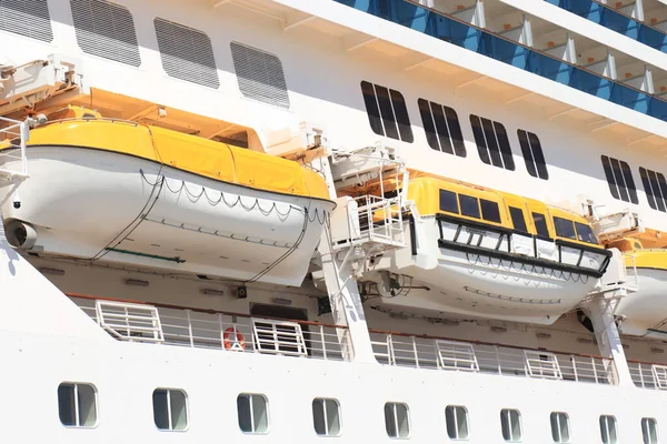 2022年6月12日 オランダのアイムイデン コスタ フォルトゥナが所有 運営する 船内の様々な救命具の詳細 — ストック写真