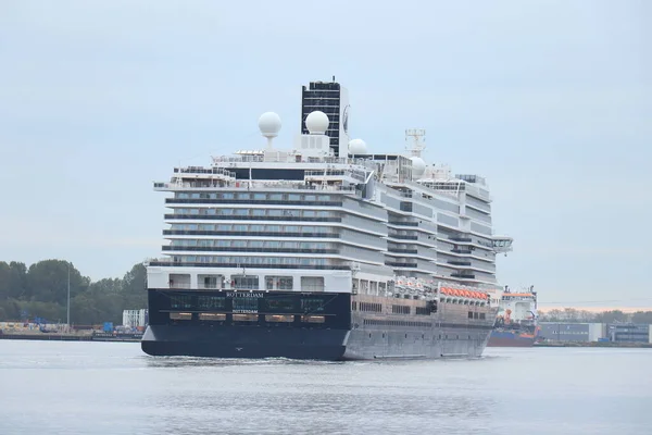 2021年10月17日 荷兰Ijmuiden 由荷兰美洲铁路运营的鹿特丹号船 在北海运河中驶向阿姆斯特丹 开始了她前往佛罗里达州的夫人之旅 — 图库照片