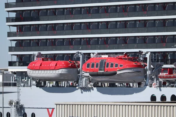 2022年4月20日オランダ イムイデン バージン ヴォイジャーズ運航のヴァリアント レディクルーズ船 赤い救命ボートの詳細 — ストック写真