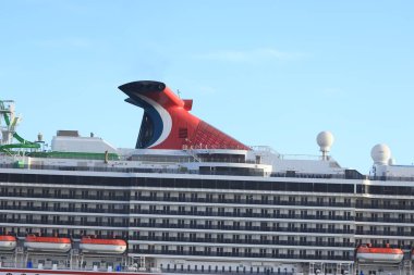 IJmuiden, Hollanda - 20 Haziran 2022: Carnival Pride, Carnival Cruise Line tarafından işletiliyor. Ticari marka hunisinin ayrıntıları