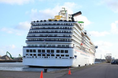 IJmuiden, Hollanda - 20 Haziran 2022: Carnival Pride, Felison Terminal IJmuiden 'da demirlemiş. Kıç tarafından bak