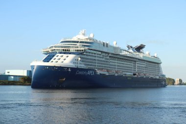 IJmuiden, Hollanda - 14 Mayıs 2022: Ünlülerin Gezileri tarafından işletilen Apex. Fransa 'nın Saint Nazaire kentindeki Chantiers de Atlantique' de inşa edilen kenar sınıfı bir gemi.