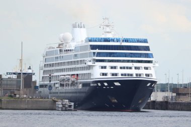 IJmuiden, Hollanda - 26 Haziran 2022: Sycamore Partners 'ın sahibi olduğu Azamara Seferi, IJmuiden Denizi kilidi Zeesluis IJmuiden