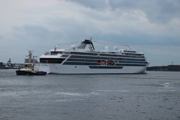 荷兰维尔森 2022年9月30日 维京游轮 Viking Cruises 运营的豪华远征船维京北极星号 Viking Polaris 离开了世界上最大的船闸Zeesluis Ijmuiden — 图库照片