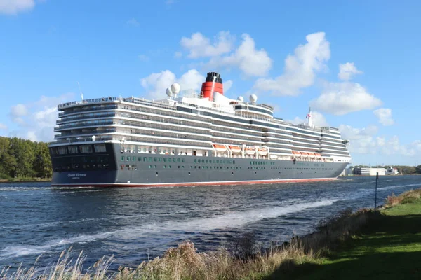 オランダのヴェルセン 2022年10月8日 クナール社が運航するヴィクトリア女王の巡航船 アムステルダムへの北海運河でのセーリング — ストック写真