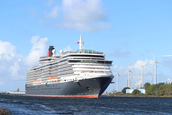荷兰维尔森 2022年10月8日 维多利亚女王号游轮 由库纳德号运营 在北海运河航行至阿姆斯特丹 图库图片