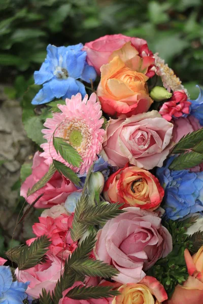 연보라색 장미와 꽃꽂이를 신부용 — 스톡 사진