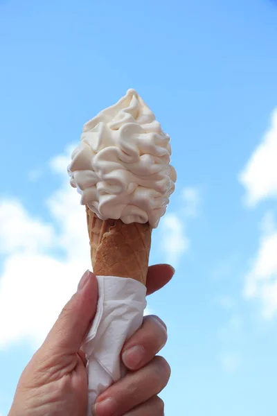 Женщина Держащая Вафли Мягкое Мороженое Конусе Завернутая Салфетку — стоковое фото