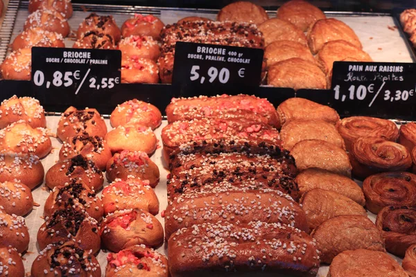 典型的法国面包在一个大面包店 各种巧克力 葡萄干和糖珍珠 — 图库照片