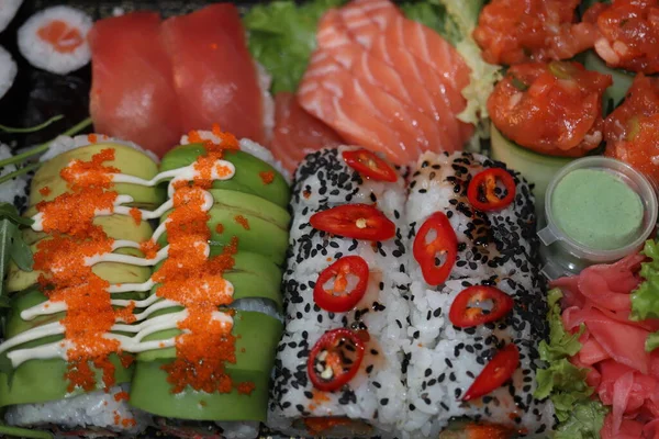寿司日本寿司 放在盘子里的各种寿司 — 图库照片