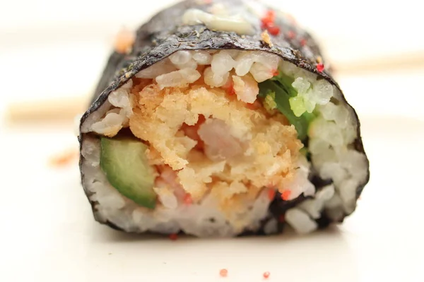皿に盛り付けられた日本の巻き寿司 — ストック写真