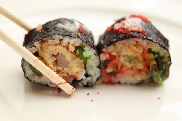 Una Porzione Sushi Maki Giapponese Con Bacchette Piatto — Foto Stock