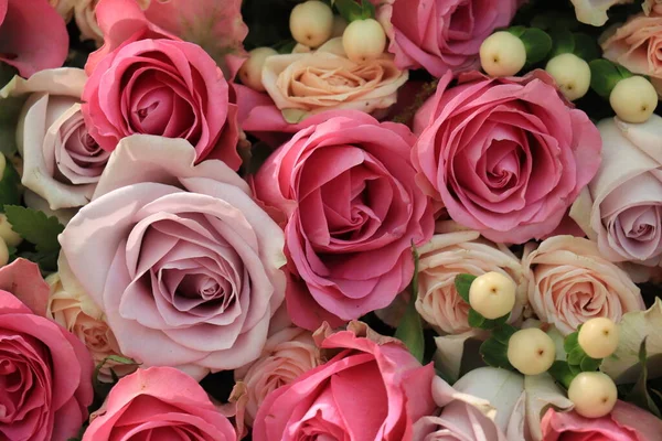 在一个大婚礼中心的粉红色和紫色的玫瑰 — 图库照片