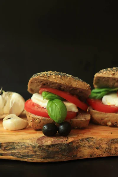 Sandwichs Italiens Caprese Aux Tomates Fraîches Fromage Mozzarella Basi — Photo