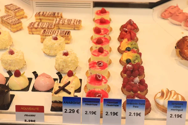 Bir Dükkan Vitrininde Çeşitli Şekerlemeler Etiketler Üzerine Metin Ürün Açıklaması — Stok fotoğraf