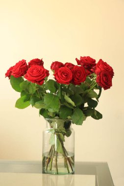 Cam vazoda kırmızı bir sevgililer günü buketi