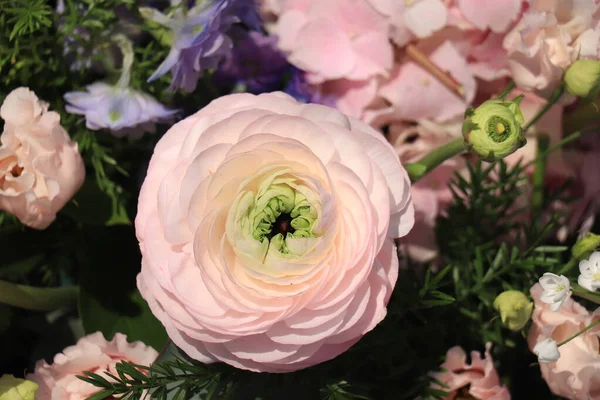 結婚式の花束の中の大きなピンクの乱数 — ストック写真