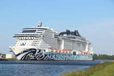 Velsen, Hollanda - 6 Haziran 2023: Euribia 2023 yılında MSC Cruises filosuna katıldı ve 8 Haziran 'da Danimarka' nın Kopenhag kentinde göreve başladı. MSC filosuna katılan ikinci LNG gemisi.