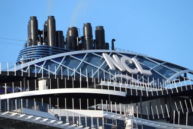 Velsen, Hollanda - 2 Haziran 2023: Norveç Denizcilik Şirketi tarafından işletilen Norveç Prima 'sı. Huninin ve üç katlı yarış pistinin detayları.