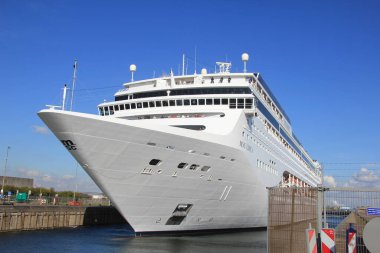 IJmuiden, Hollanda - 21 Nisan 2012: MSC Lirica Northsea kanalında. MSC Lirica, 2003 yılında inşa edilen ve Akdeniz Nakliye Şirketi 'ne ait 824.3 fit uzunluğunda bir gemi.