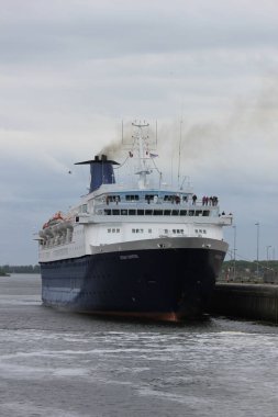 5 Mayıs 2012 Velsen, Hollanda: Kuzey Denizi Kanalı 'ndaki Okyanus Kontesi. Okyanus Kontesi, 1976 yılında inşa edilmiş ve sahibi Cruise & Maritime Voyages olan 541 fit uzunluğunda bir gemi.