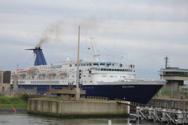 5 Mayıs 2012 Velsen, Hollanda: Kuzey Denizi Kanalı 'ndaki Okyanus Kontesi. Okyanus Kontesi, 1976 yılında inşa edilmiş ve sahibi Cruise & Maritime Voyages olan 541 fit uzunluğunda bir gemi.