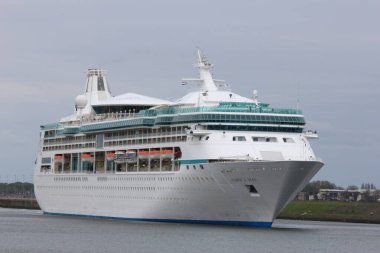 Velsen, Hollanda - 5 Mayıs 2012: IJmuiden Deniz Kilidi 'nde Deniz Görüsü. Denizler Vizyonu, 1998 yılında inşa edilmiş ve sahibi Royal Caribbean International olan 915 fit uzunluğunda bir gemi.