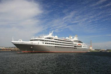 IJmuiden, Hollanda - 11 Mayıs 2012: Le Boreal, Compagnie du Ponant tarafından işletilen ve 2010 yılında inşa edilen 466 fit uzunluğunda bir yolcu gemisidir. Kuzey Denizi 'ne doğru IJmuiden Deniz Kilidi' ne giriliyor.