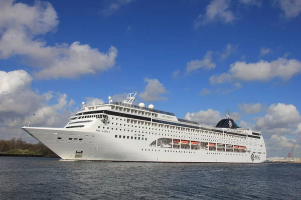 2012年4月21日 オランダ イムイデン Mscリリカが北海に注ぐ運河 Mscリリカは 地中海海運会社が所有する2003年に建造された824 3フィートの長さのクルーズ船です — ストック写真