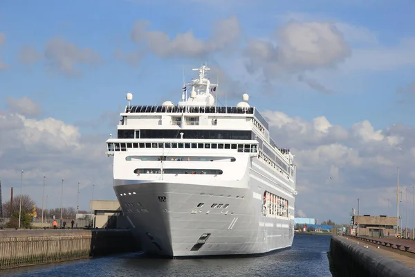 2012年4月21日 オランダ イムイデン Mscリリカが北海に注ぐ運河 Mscリリカは 地中海海運会社が所有する2003年に建造された824 3フィートの長さのクルーズ船です — ストック写真