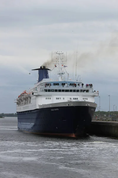 2012年5月5日オランダ ヴェルセン 北海の運河を北の海に向けて航行中の伯爵夫人 オーシャン カウンティ Ocean Countess は1976年に建造された全長541フィートのクルーズ船で クルーズ アンド — ストック写真