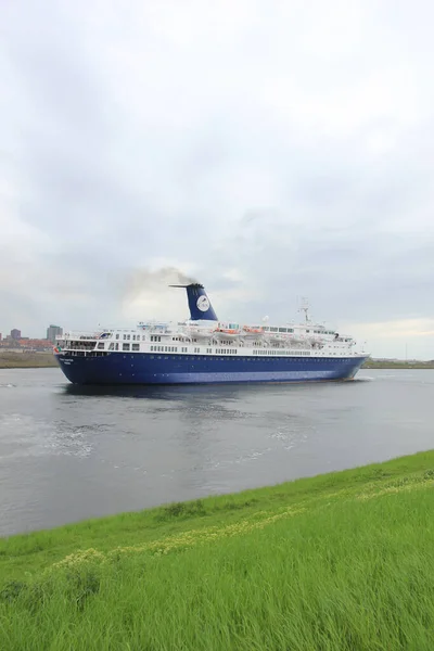 May 5Th 2012 Velsen Netherlands Ocean Countess North Sea Canal — 图库照片