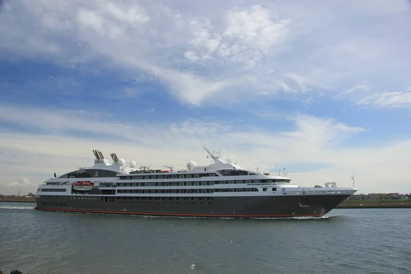 2012年5月11日 ボレアル Boreal コンパニー ポンントが所有 運営する全長466Ftのクルーズ船である 伊集殿海へ入り北海へ向かう — ストック写真