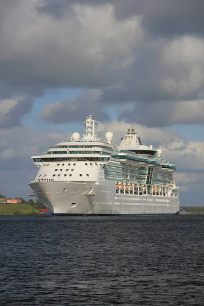 荷兰伊梅登 2012年5月12日 海洋的光辉 号是一艘961 99英尺长的游轮 建造于2002年 由皇家加勒比国际公司拥有和运营 — 图库照片