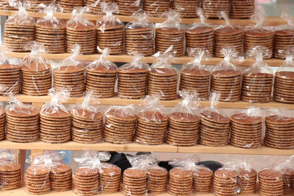 传统的荷兰甜饼 一种甜饼干 塞满了香料黄油焦糖糖浆 这些是用塑料包裹的 以保持柔软 — 图库照片