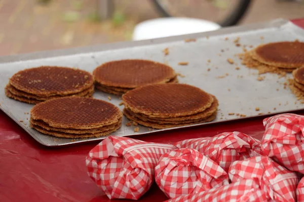 伝統的なオランダのストロップワッフルは 甘いクッキーで スパイシーなバターキャラメルシロップで満たされています — ストック写真