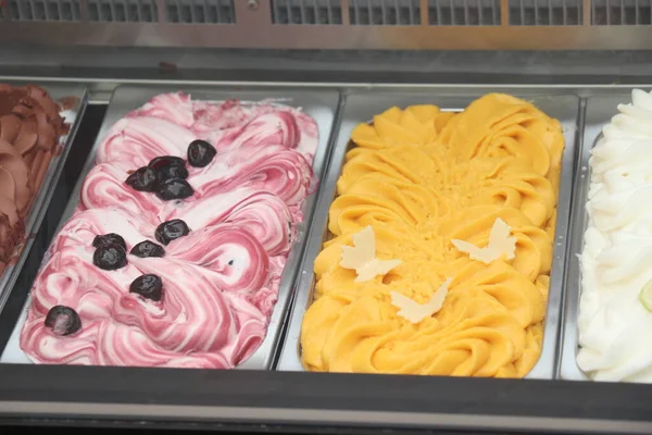 Bir Dükkanda Ekranda Çeşitli Dondurma Tatlar — Stok fotoğraf